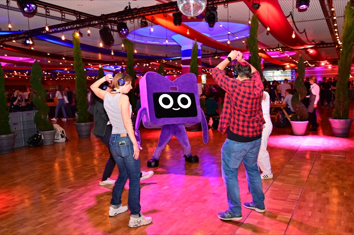 Kodee dancing at the KotlinConf 2026 party