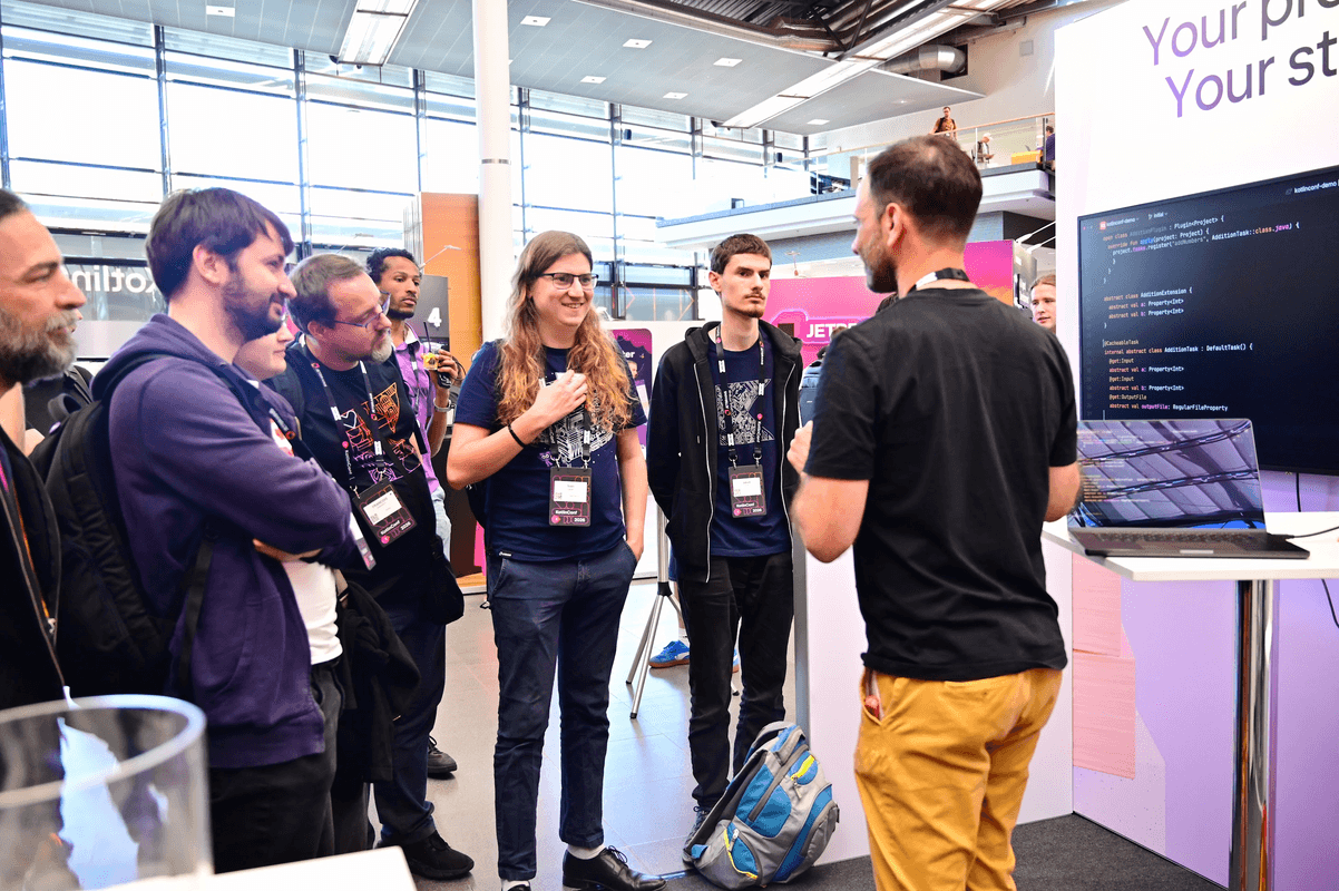 KotlinConf attendees connecting on the expo floor